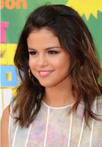 Selena-Gomez-Feather-Hair-Extensions1-209x300